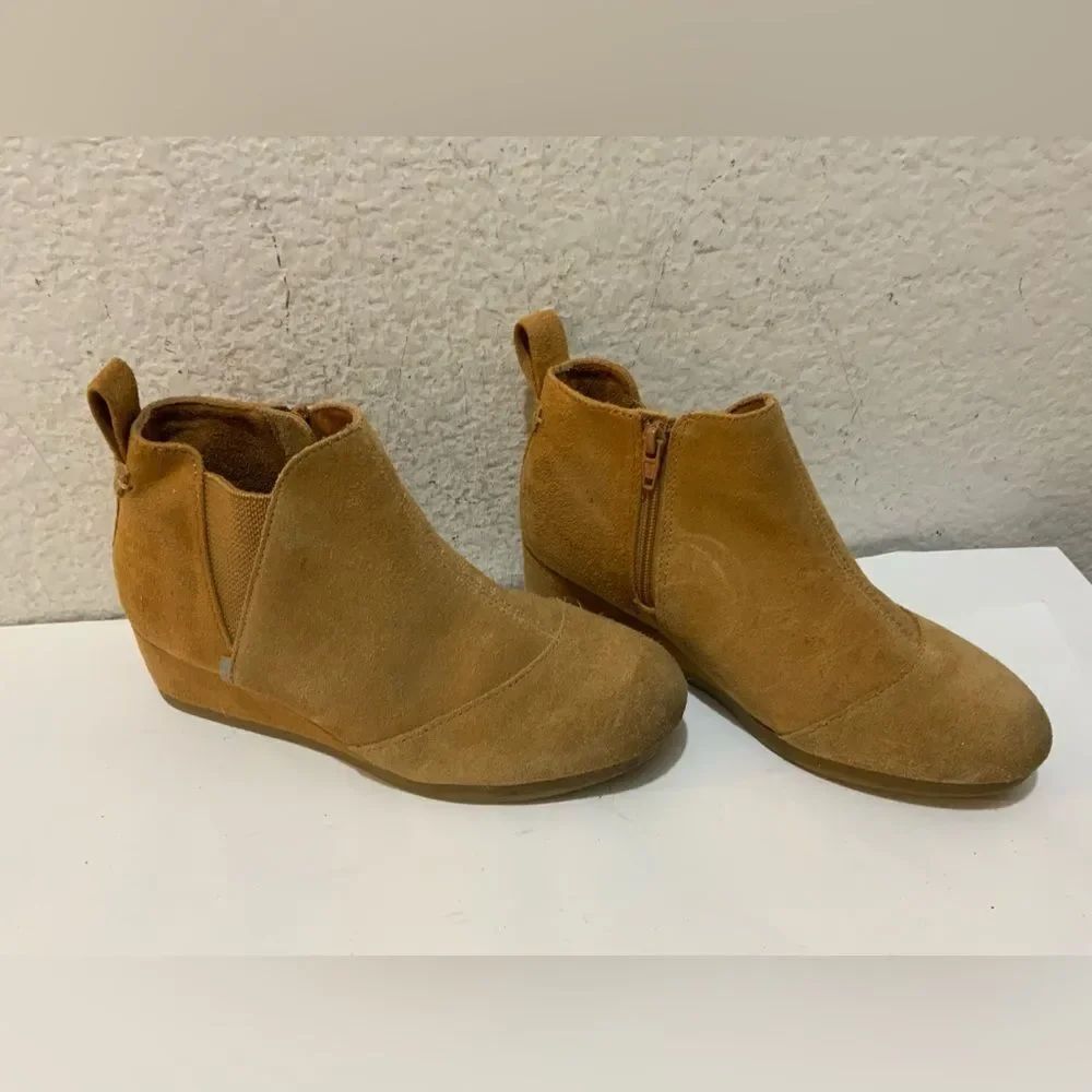 TOMS Youth Suede Wedge Booties size 1.5